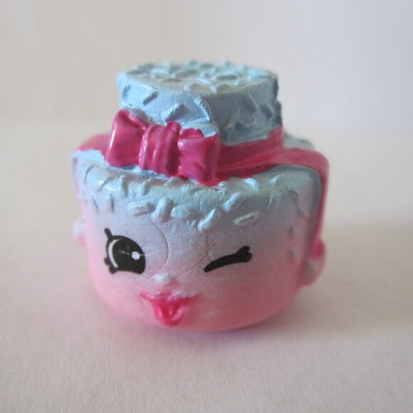 Shopkins: Season 5 figure #5-083 - pink / blue top Sprinkle Lee Cake - Picture 1 of 1